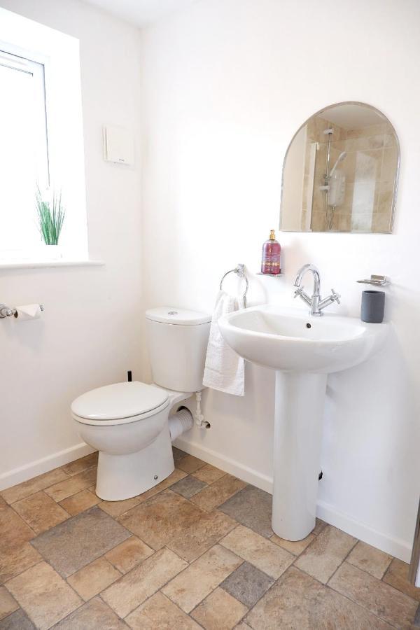 Comfortable And Cozy 4-Bedroom House Near The Hospital Cambridge  Bagian luar foto