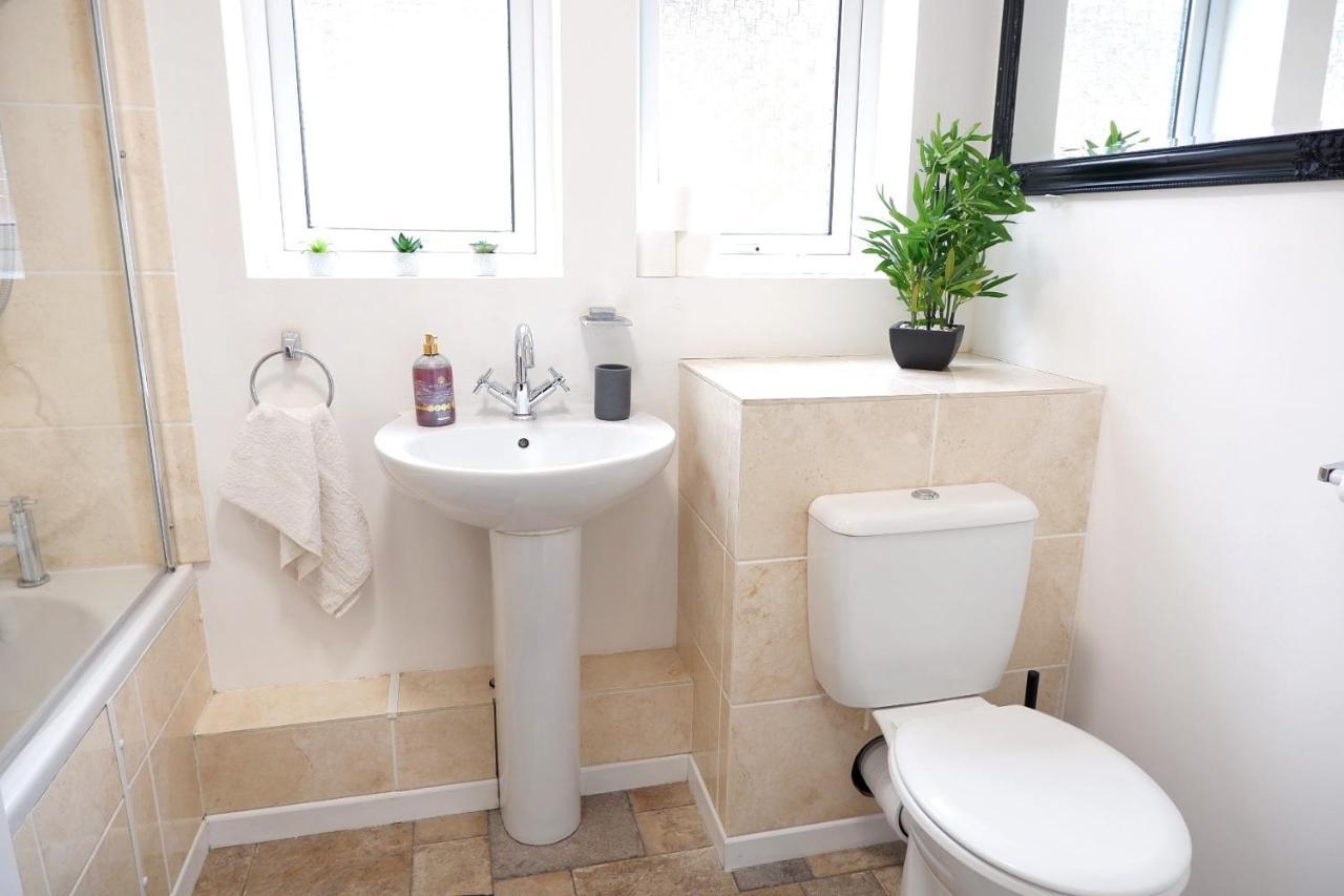 Comfortable And Cozy 4-Bedroom House Near The Hospital Cambridge  Bagian luar foto