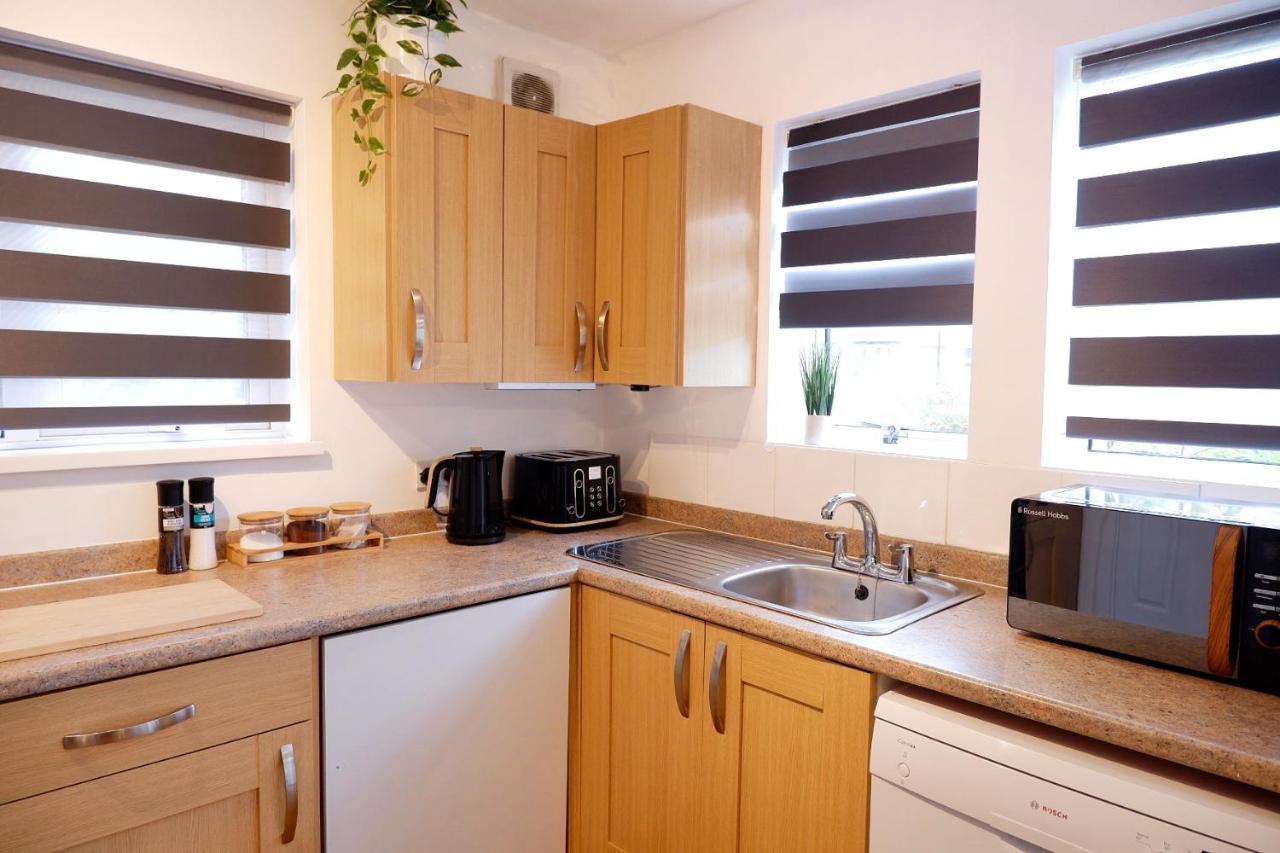 Comfortable And Cozy 4-Bedroom House Near The Hospital Cambridge  Bagian luar foto