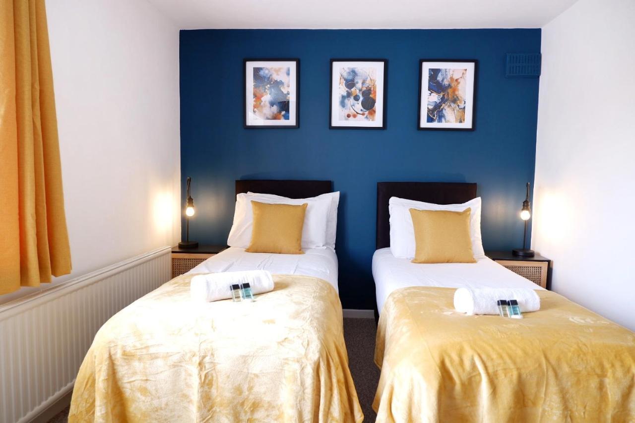 Comfortable And Cozy 4-Bedroom House Near The Hospital Cambridge  Bagian luar foto
