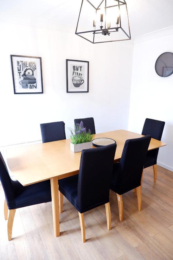 Comfortable And Cozy 4-Bedroom House Near The Hospital Cambridge  Bagian luar foto