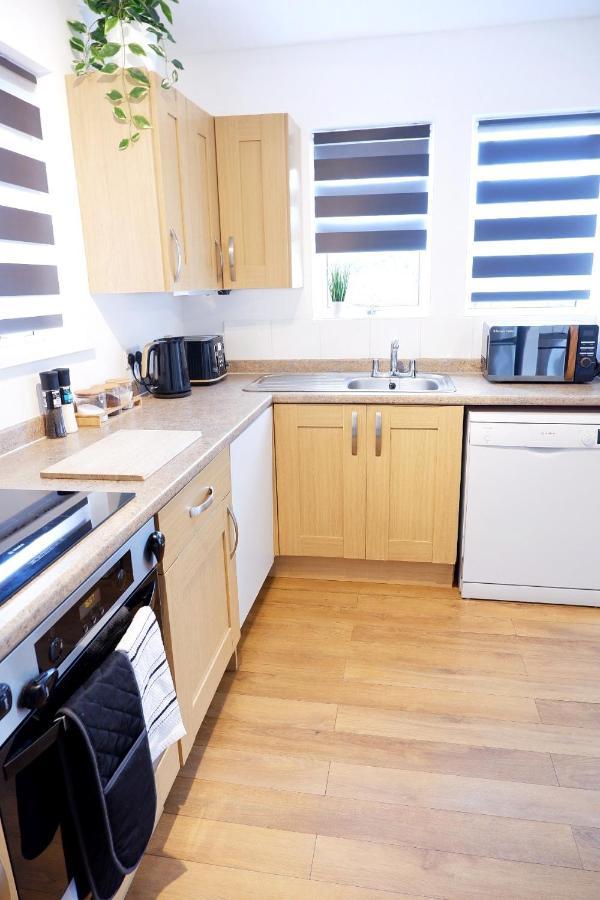 Comfortable And Cozy 4-Bedroom House Near The Hospital Cambridge  Bagian luar foto