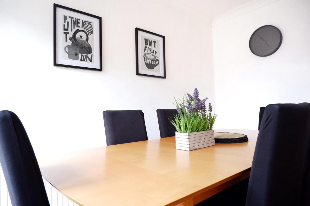Comfortable And Cozy 4-Bedroom House Near The Hospital Cambridge  Bagian luar foto